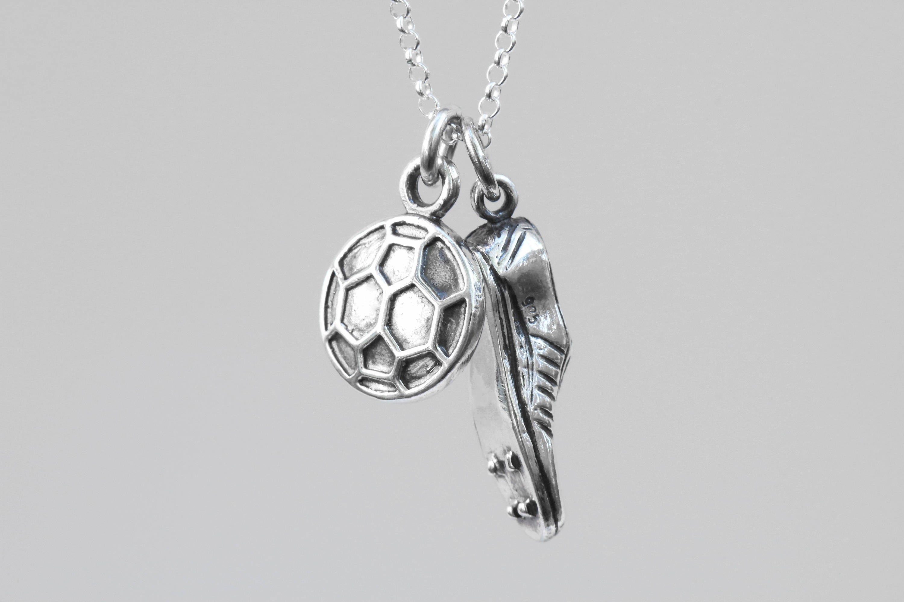 Fußball-Silberschuh und Ballhalskette