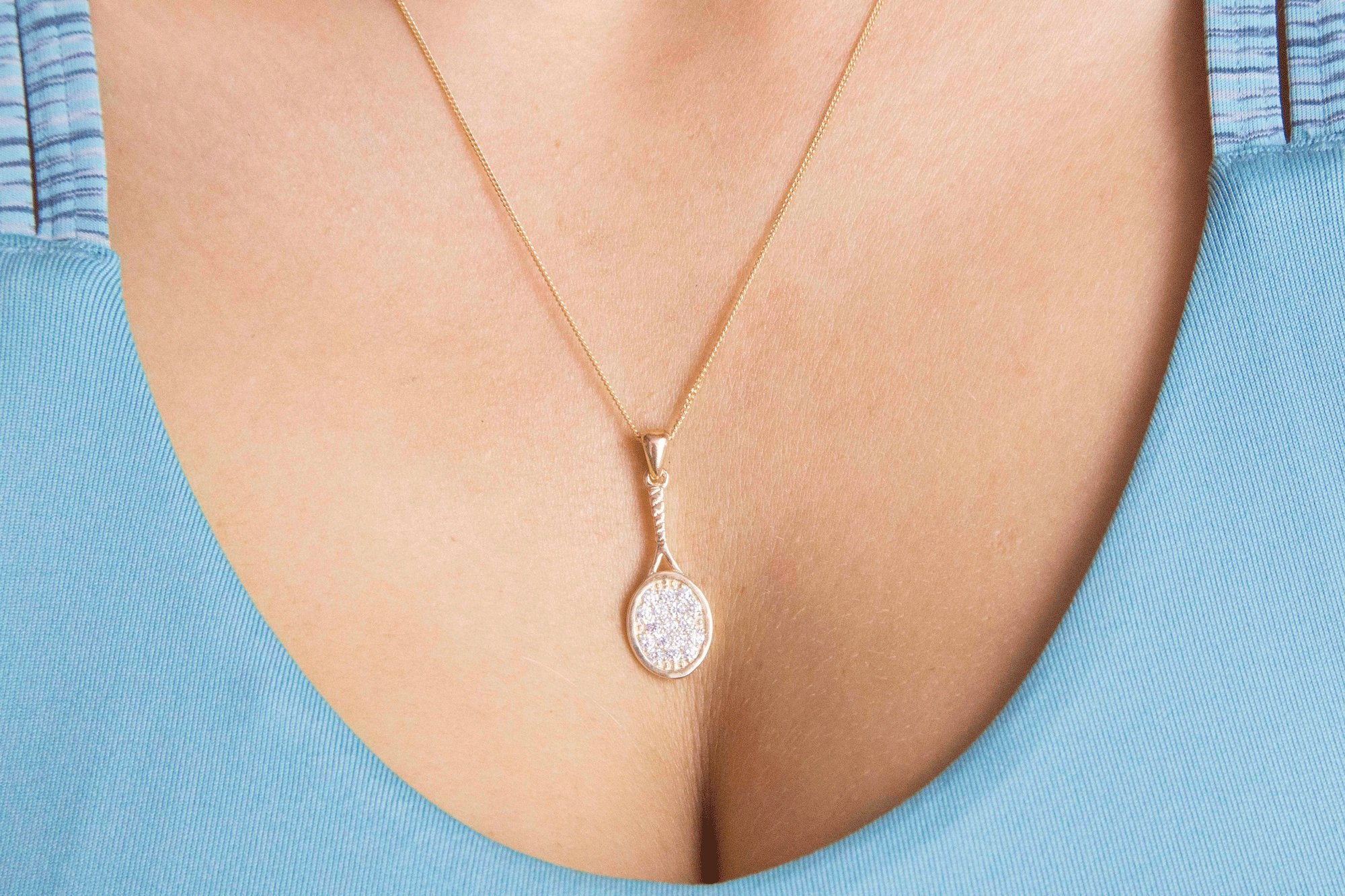 Collier raquette de tennis doré avec 23 pierres