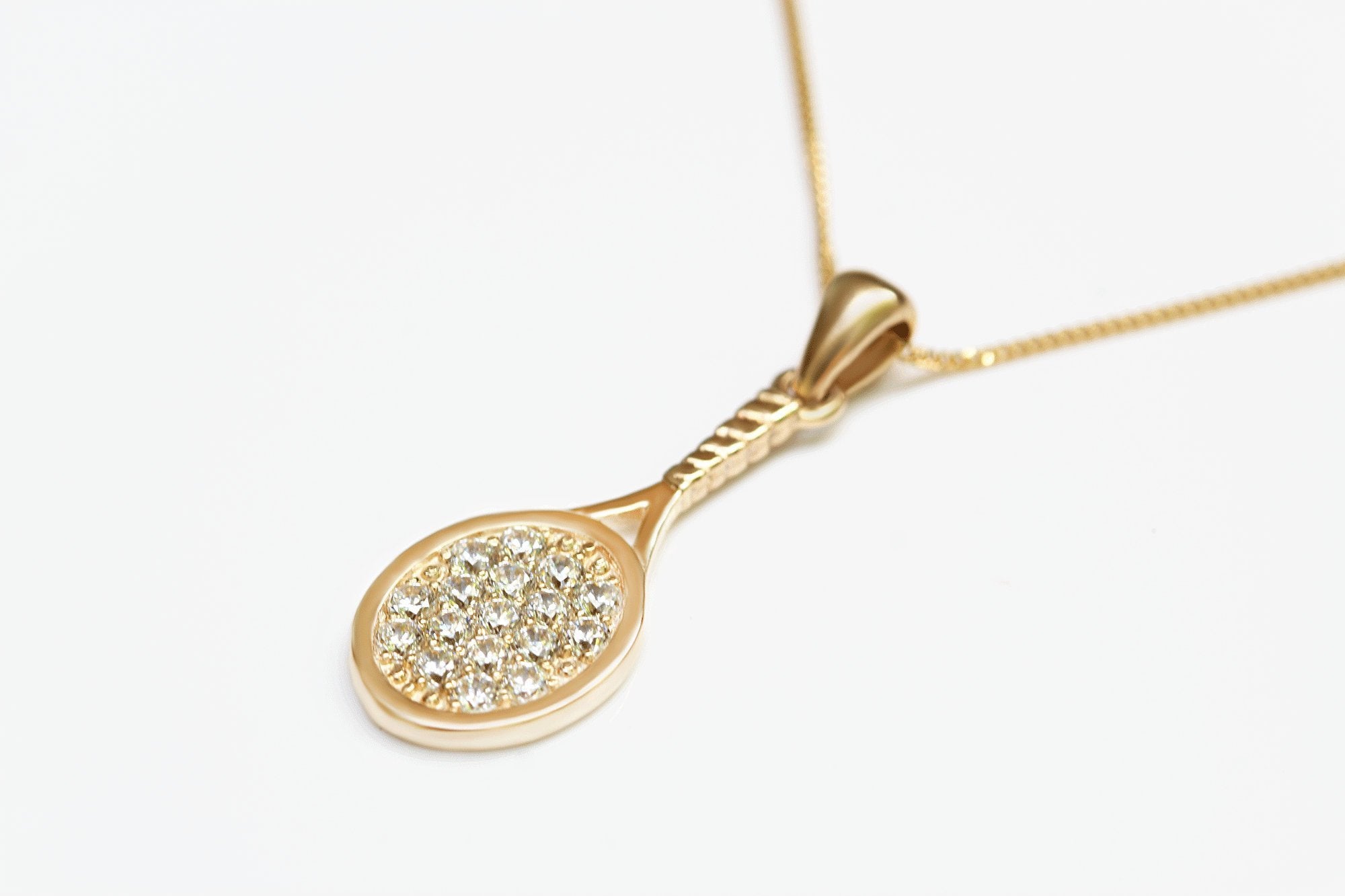 Collier raquette de tennis doré avec 23 pierres